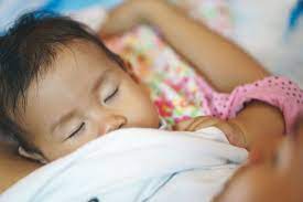 Menangis tidak berhenti, atau najis berdarah, ini mungkin menunjukkan bayi anda sensitif kepada makanan yang mengandungi gandum. Bayi Ibu Sama Sama Mengantuk Mudah Terlelap Ketika Menyusu Apa Puncanya Pa Ma