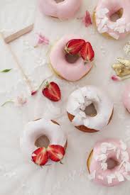 White Chocolate Donuts With Rhubarb Glaze Sweet Temptation Beignets Chocolat Gateaux Et Desserts Y Delicieux Gateaux
