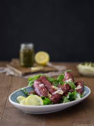 Bresaola Rollchen Mit Ricotta Und Rucola Pesto Gaumenpoesie Rezept Rucola Pesto Lebensmittel Essen Essen Und Wein