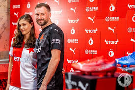Největší česká fotbalová speciálka s 3 patrovou prodejnou v praze. Nove Dresy Vysoke Cile A Zvyhodnovani Ockovanych Fanousku Slavia Predstavila Novinky Fotbal Sport Prazska Drbna Zpravy Z Prahy