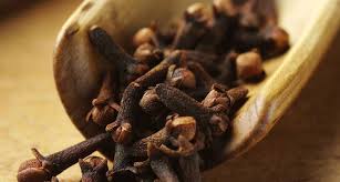 In cucina, i chiodi di garofano sono ottimi aggiunti alla frutta cotta al forno, mele o pere, conferendo al dolce della frutta una tonalità calda e piena. Chiodi Di Garofano Piante Officinali