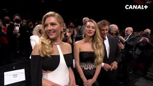 She is the daughter of sean penn and robin wright. Ovation Pour Dylan Penn Sean Penn Et Katheryn Winnick Pour Presenter Flag Day Cannes 2021 Youtube