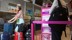 Wizz air a anunțat că va introduce o nouă politică pentru bagaje. Wizz Air SchimbÄƒ Politica De Bagaje De La 1 Noiembrie Pasagerii Vor Scoate Mai MulÈ›i Bani
