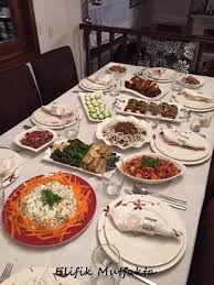 Yemek daveti verirken en az yemekler kadar şık masa hazırlamayada özen gösterirsiniz. Aksam Yemegine Misafirim Vaaaarrr Elifik Mutfakta Yemek Sunumu Yemek Yemek Pisirme Ipuclari