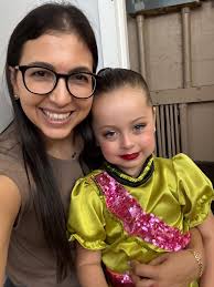 Por favor la cara de mi bebe grande🥹🥹 (el maquillaje era pico rojo y  sombras doradas, creo q lo logramos) Felicidades mi vida en tu primer  show!! Lo hiciste increíble. ❤️ Ella