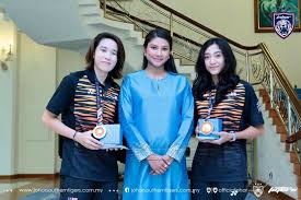 Ym che' puan khaleeda menerima asuhan pelajaran awalan di sekolah rendah kebangsaan taman seri gombak selangor pada tahun 2001 hingga 2003. Ym Che Puan Khaleeda Binti Bustamam Brotherhood Johor Facebook