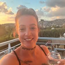 Looking for someone to tidy up my elderly Mum's front garden. Just weeding  and pruning. Thank you