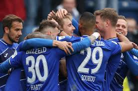 Aufsteiger bielefeld steht vor einer ganz entscheidenden woche. Konkurrent Des Vfb Stuttgart Arminia Bielefeld Demontiert Regensburg Und Ist Wieder Erster Fussball Stuttgarter Zeitung