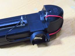 鈕扣電池（button cell battery），又稱手錶電池（watch battery）或錢幣型電池（coin battery），是電池的形狀分類之一，指形狀如鈕扣、按鈕、硬幣、豆粒等的小型電池。鈕扣型電池的式樣繁多，直徑有大有小，厚度也有薄有厚。 æž—å®£å®‰è€å¸« å‰µæ„æ•™å…·diy Lir2032å……é›»å™¨