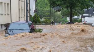 In der schweiz stiegen flusspegel nach starken regenfällen stark an. S7gwqrfcnvvq4m
