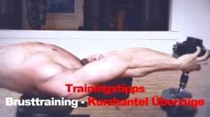 Dabei wird die schulter optimal miteingebaut und trainiert. Brusttraining Effektive Ubungen Fur Dein Brusttraining Zu Hause Profihantel De