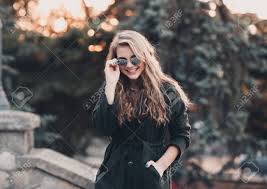 Des vêtements que nous déclinons chaque saison dans les couleurs et les modèles du moment. Une Fille Adolescente Blonde Elegante De 14 A 16 Ans Portant Une Veste D Automne Et Des Lunettes De Soleil A L Exterieur En Regardant La Camera Poser Dans Le Parc Fille A La