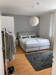 Bei den ausstellungsstücken handelt es sich um ausgewählte möbel, musterexemplare von shootings oder ausgelistete lagermodelle in neuwertigem zustand (vereinzelt können produkte kleine schönheitsfehler aufweisen), die du sofort vom outlet nach hause mitnehmen kannst und nicht mehr. Ton In Ton Schlafzimmer In Der Kolner Altstadt Zimmer Zimmer Einrichten Ikea Schlafzimmer Design