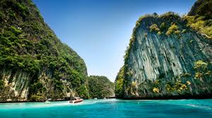 The beach is a 2000 adventure drama film directed by danny boyle and based on the 1996 novel of the same name by alex garland, which was adapted for the film by john hodge. Traumstrand Im Film The Beach Geschlossen Wegen Zu Vieler Touristen Chip