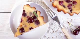Clafoutis Aux Cerises La Recette Du Chef Trois Etoiles Alain Ducasse En 2020 Clafoutis Aux Cerises Recette Recette Facile