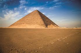 Dilts ha inventato la piramide dove i livelli sono molto chiari e si capisce dove cercare le domande giuste. Dentro Le Piramidi L Evoluzione Di Un Simbolo