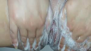 lavando minha buceta suja