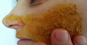 Le Masque Au Curcuma Revele L Eclat De La Peau Resserre Les Pores Et Health And Beauty Tips Health And Beauty Turmeric