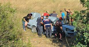 Manisa'nın soma ilçesinde yoldan çıkarak bakırçay köprüsünden aşağı uçan otomobildeki 1 kişi hayatını kaybederken, 2'si çocuk 6 kişi yaralandı. Manisa Soma Da Trafik Kazasi 4 Kisi Yaralandi