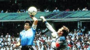 .tarde en que diego armando maradona dibujó el mejor gol de todos los tiempos, después de haber convertido uno con la mano, en los cuartos de final del yo en ese momento estaba caído entre dos ingleses levantando a un pueblo. Cuatro Minutos Para La Historia La Mano De Diego Marco El Gol