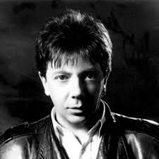 PETER BARDENS (1944-2002) El 19 de junio de 1944 nació en Londres el  teclista, cantrante y compositor británico Peter Bardens, uno de los  miembros fundadores en 1972 del grupo de rock progresivo