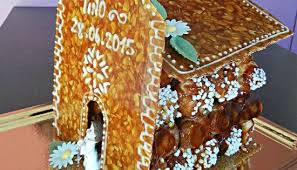 Piece Montee De Choux En Forme D Eglise Prunille Fait Son Show Piece Montee Piece Montee Choux Gateaux Communion