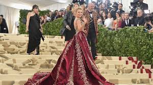 Known simply as 'the oscars of fashion', the annual gala has served up some of the most iconic style moments in history. High Fashion Von Zu Hause Vips Feiern Met Gala Trotz Absage Promiflash De