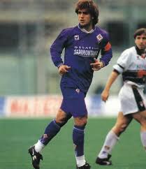 Me habéis pedido los inicios de batistuta en la fiorentina, y aquí está. Gabriel Batistuta Fiorentina 1994 1995 He Never Won The Italian League With Fiorentina But When He Moved To R Good Soccer Players Football Uniforms Football
