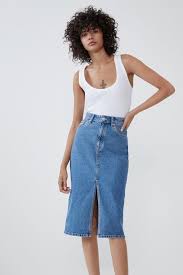 Parmi les tendances qui cartonnent en cette rentrée 2020, il y a la jupe longue en jean ! Jupe En Jean Mi Longue From Zara On 21 Buttons