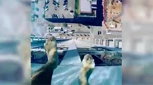 Une Piscine Suspendue Pour Nager Au Dessus Du Vide Video Le Mans Maville Com