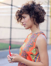 Mais attention à ne pas couper trop court pour éviter l'effet casque. Coiffure Cheveux Frises Carre Cheveux Frises Nos Plus Jolies Idees Pour Les Coiffer Elle