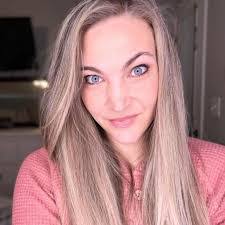 Amanda Stutts's Instagram, Twitter & Facebook