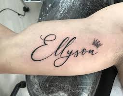 30 Brilliant Name Tattoo Ideen Fur Manner Und Frauen Tattoo On Muscle Arm 30 Brilliant Name Name Tattoos On Wrist Name Tattoos For Girls Small Name Tattoo