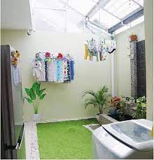 Jika khawatir bagian dalam rumah akan terasa penuh dengan kehadiran taman tropis yang rimbun, desain taman tropis minimalis dapat menjadi pilihan. Minimalis Ini 16 Contoh Desain Taman Di Dalam Rumah Yang Cantik