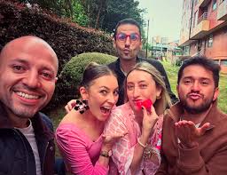 FELIZ DIA QUERIDOS AMIGOS Y AMIGAS En el día de la amistad, junto a Cami y  Luli, mis hijas y grandes amigas; queremos desearles pasen un hermoso  momento compartiendo con sus seres