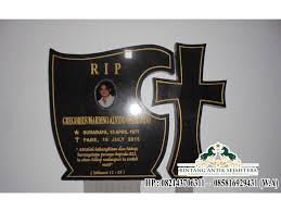 Batu nisan merupakan bagian dari suatu kijing makam marmer sebagai tempat penulisan nama alamarhum/ almarhumah. Batu Nisan Kristen Model Nisan Makam Kristen Kerajinan Marmer Tulungagung