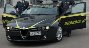 Passando alle alte gerarchie dell'esercito, ossia gli ufficiali generali, il generale di corpo d'armata percepisce 124.000 euro lordi l'anno, il generale di divisione 107.700 e il generale di brigata 79.000, importi in cui includiamo la tredicesima mensilità. Pescara Scoperta Azienda Di Volantinaggio Con 32 Lavoratori In Nero 3 15 Euro Di Stipendio All Ora