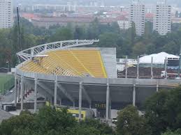 Dynamo dresden x rb leipzig torcida do dynamo no jogo de hoje, pela copa da alemanha. Dynamo Fan Wird Aus Stadion Getragen Youtube