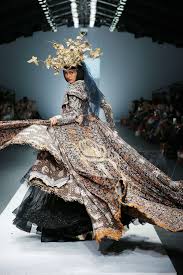 Di sini ada tiga puluh baju yang seluruhnya saya desain sendiri, kata anniesa hasibuan usai fashion show di ballroom ritz carlton, pacific place, jakarta. 35 Ide Anniesa Hasibuan Design Mode Sederhana Gaun Ukuran Besar New York