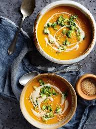Cette Creme De Carottes Au Tahini Et Au Brocoli Viendra Vous Rechauffer Lors Des Premieres Soirees Froides De L Automne Carrot Soup Healthy Recipes Food