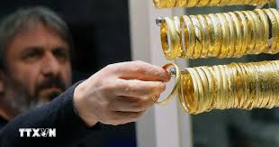 Giá vàng thế giới giảm nhẹ do áp lực chốt lời và lo ngại chính trị Mỹ