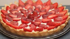 Lo strudel con crema pasticcera e fragole è una variante primaverile e più veloce del classico dolce di mele trentino, con sfoglia già pronta! Crostata Fragole E Crema Pasticcera Una Vera E Propria Delizia