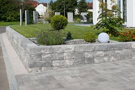 Vermont Bruchsteinmauer Die Erst Gebrochenen Und Anschliessend Gealterten Oberflachen Sorgen Mit Ihren Nuanci Steinmauer Garten Garten Gartenmauern