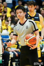 Bリーグの審判になるには、 jba公認ライセンスを取得する必要 があります。 jba公認ライセンスとはランクに合わせて、最も高いs級からa、ｂ、c、d、eがあり (eが最も低い)、s級の審判とa級の認められた1部の審判しかbリーグで笛を吹くことはできません。 ï½‚å¯©åˆ¤ Hashtag On Twitter