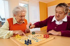 Adultos mayores y los juegos en su teléfono. Actividades Ludicas Para Adultos Mayores Son Esenciales Durante Emergencia Sanitaria Cursor En La Noticia