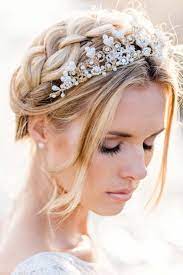 Styled Shooting Romantischer Brautlook Fur Eine Hochzeit Mit Inselfeeling Hoch Hochzeit Frisuren Schleier Hochsteckfrisuren Hochzeit Flechtfrisuren Hochzeit