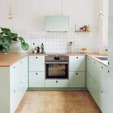 A Escolha Do Verde Suave Para Os Armarios Da Cozinha E Uma Excelente Opcao Para Quem Quer Um Toque De Cor Meuble De Cuisine Ikea Relooker Cuisine Cuisine Ikea