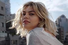 Only the refrain is kept intact word for word. Interpret Louane Highresaudio