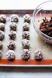 These No Bake Chocolate And Coconut Snowball Cookies Are So Easy To Make Full Of Oats And Cocoa And Rolle Chocolate Coconut Coconut Snowballs Snowballs Recipe