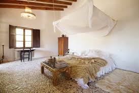 Une Maison Respectueuse Du Passe A Majorque Planete Deco A Homes World En 2020 Living Room Decor Apartment Maison Maison D Ete